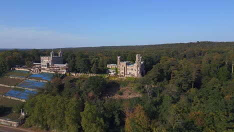 Majestätisches-Schloss-Am-Ruhigen-Fluss