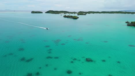 Schlauchboot-Von-Einem-Expeditionskreuzfahrtschiff-Besucht-Eine-Abgelegene-Insel-In-Fidschi