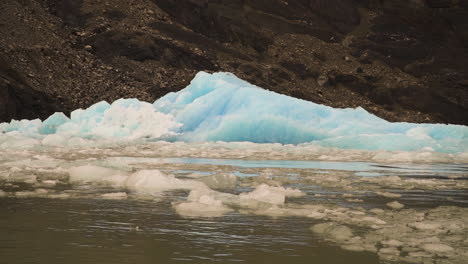 Icebergs-En-El-Lago-Grey,-En-El-Parque-Nacional-Torres-Del-Paine.
