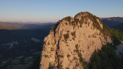Panorámica-Derecha-Alrededor-De-La-Roca-De-Granito-Alpes-Franceses-Abajo-Amanecer-Cielo-Azul-Sombras-Montañas