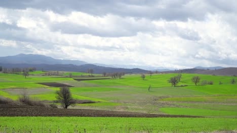 Nubes-Que-Se-Mueven-Rápidamente-En-Campos-Verdes-De-Grevena-En-Grecia