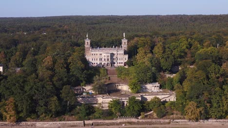 Majestätisches-Schloss-Am-Ruhigen-Fluss