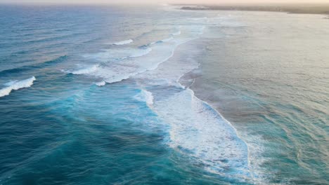Unglaubliche-Wellen-Bei-Sonnenuntergang-Erreichen-Die-Küste
