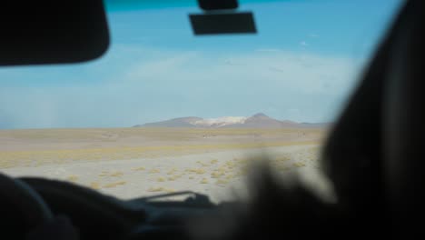 Driving-Through-The-Desert-In-Uyuni,-Bolivia
