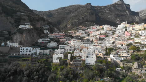 Farbenfrohe-Häuser-In-Den-Bergen-An-Der-Amalfiküste