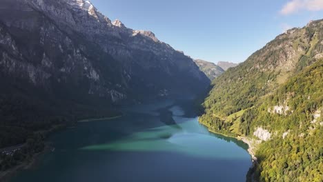 Majestätische-Luftaufnahme-Des-Klöntalersees-Mit-Vorderglärnischen-Gipfeln-In-Glarus,-Schweiz,-An-Einem-Sonnigen-Tag