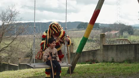 Alegría-Infantil-En-Podence-Con-Un-Paseo-Festivo-En-Columpio-Careto