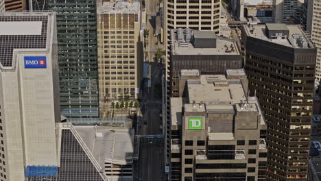 Calgary-Ab-Canada-Antena-V39-Zoom-Drone-Sobrevuelo-Del-área-Comercial-Del-Centro-A-Lo-Largo-De-7-Ave-Sw-Capturando-La-Luz-De-La-Calle-Derecha,-Edificios-De-Oficinas-Y-El-Ayuntamiento-Municipal---Filmado-Con-Mavic-3-Pro-Cine---Julio-De-2023