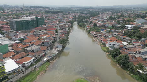 Río-Bogor-Marrón-Cerca-Del-Drone-De-Alto-ángulo-De-La-Ciudad-Central-En-Indonesia