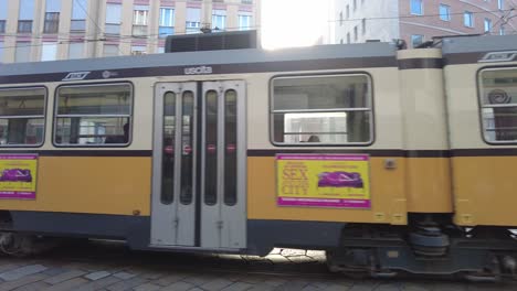 Eine-Gelbe-Straßenbahn-Straßenbahn-Auf-Den-Straßen-Von-Mailand,-Italien