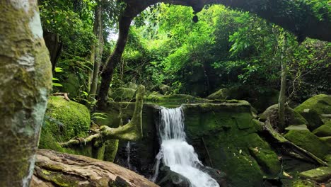Kleiner-Wasserfall,-Der-über-Felsen-In-Einem-üppigen-Wald-Auf-Koh-Samui,-Thailand,-Heiter-Und-Unberührt-Stürzt