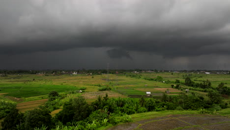 Tormenta-En-Las-Plantaciones-De-Arroz-Con-Nubes-Oscuras-En-El-Cielo-En-Bali,-Indonesia