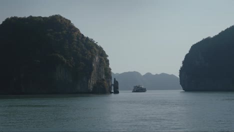 Lan-Ha-Bucht-Mit-Boot-Segeln-Zwischen-Hoch-Aufragenden-Kalksteinfelsen-In-Vietnam-Im-Hintergrund