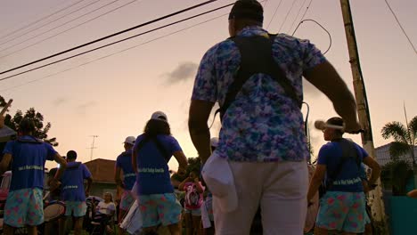 Trommler-Tanzen-Und-Drehen-Sich-Bei-Sonnenuntergang-Während-Der-Karnevalsparade