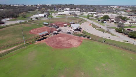 Este-Es-Un-Video-Aéreo-De-Los-Campos-De-Softbol-De-Holland-Lake-En-Weatherford,-Texas.