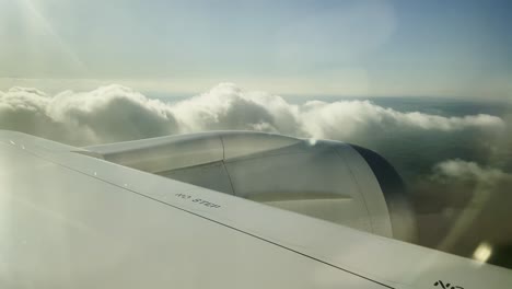 Vista-De-Las-Nubes-Pasando-Por-El-Cielo-De-Boeing-Turístico-Comercial-De-Vuelo.