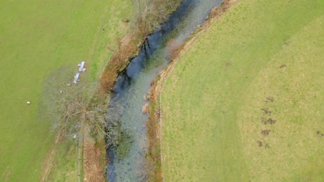 Oben-Blick-Auf-Den-Schmalen-Fluss-In-Der-Nähe-Des-Bergdorfes-Grasmere-Im-Lake-District,-Cumbria,-England