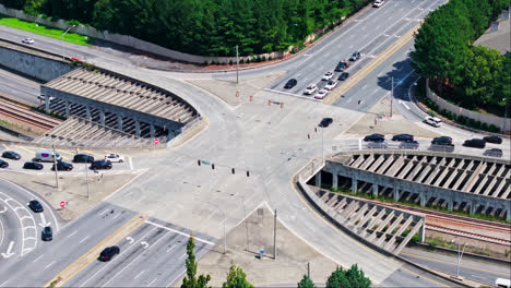 Intersección-De-Carreteras-De-Varios-Carriles-Sobre-Vías-De-Ferrocarril-En-Atlanta,-Georgia