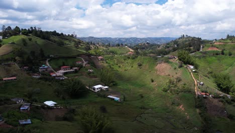 Luftaufnahme-Des-Dorfes-Und-Der-Grünen-Landschaft-In-Der-Region-Guatape,-Antioquia,-Kolumbien