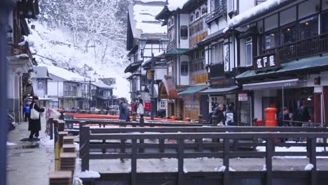 Fokus-Rack-Enthüllt-Ginzan-An-Einem-Wintertag-Im-Norden-Japans,-Traditionelle-Heiße-Quellen-Und-Hotels-Entlang-Des-Flusses