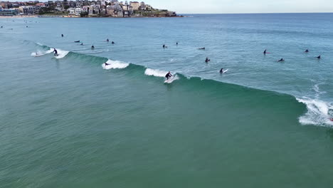 Luftaufnahme-Einer-Drohne,-Die-Surfer-Am-Bondi-Beach-In-Sydney-Verfolgt