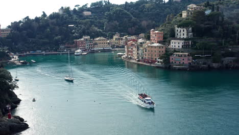 Barco-Turístico-Se-Aleja-Del-Famoso-Portofino-En-La-Riviera-Italiana.