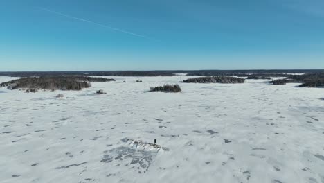 Drohnenvideo-über-Einem-Zugefrorenen-See-An-Einem-Sonnigen-Tag