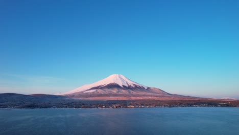 Una-Bandada-De-Pájaros-Pasa-Volando-Por-El-Monte-Fuji-A-La-Luz-Del-Sol-De-La-Mañana-Y-El-Cielo-Azul