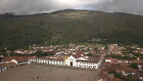 Wunderschöne-Drohnenaufnahme-Der-Villa-De-Leyva-In-Kolumbien