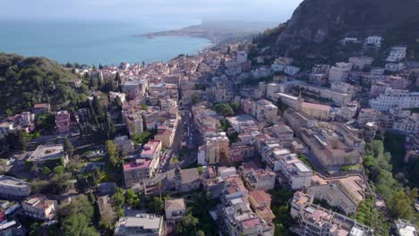Toma-Aérea-Del-Centro-De-Taormina,-Sicilia,-Italia,-Un-Famoso-Destino-Turístico.