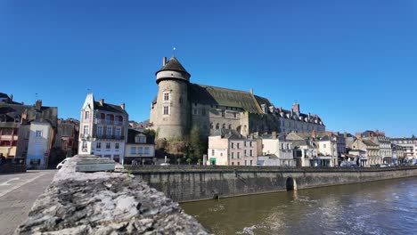 Schloss-Laval-Und-Fluss-Mayenne,-Frankreich