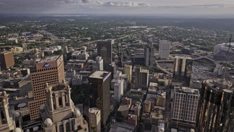 Atlanta-Georgia-Drone-V926-Aéreo-Sobrevuela-Los-Edificios-Del-Centro-Capturando-Vistas-Panorámicas-Del-Distrito-Hotelero,-El-Parque-Olímpico-Centenario-Y-El-Paisaje-Urbano-En-Un-Día-Tormentoso---Filmado-Con-Mavic-3-Pro-Cine---Mayo-De-2023