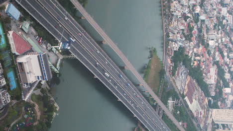 Vertikale-Ansicht-Des-Verkehrs-Auf-Der-Straßenbrücke-über-Den-Saigon-Fluss-In-Ho-Chi-Minh-Stadt,-Vietnam