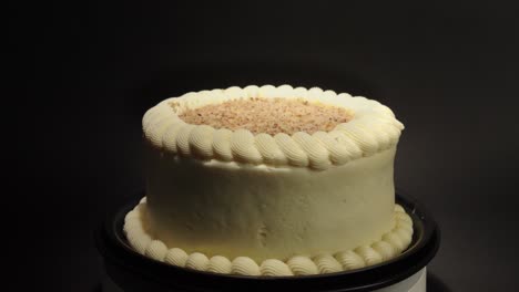 Pastel-De-Zanahoria-Con-Cubierta-De-Crema-Y-Nueces-En-Un-Fondo-Negro-Aislado-Delicioso-Dulce-Vegetal-Saludable