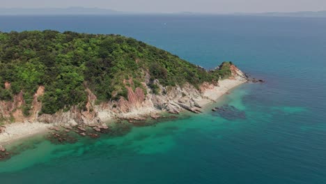 Drone-Aéreo-Panorámico-Vuela-Acantilado-Sobre-La-Playa-De-La-Costa-Blanca-En-Wakayama-Japón-Océano-Azul-Olas-Del-Pacífico-En-Agua-De-Coral-Turquesa,-Naturaleza-Prístina-En-Japonés,-Viajes-Asiáticos