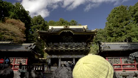 Besucher-Stehen-Vor-Dem-Reich-Verzierten-Yomeimon-Tor-In-Nikko,-Japan,-Das-Die-Schnittstelle-Zwischen-Architektur-Und-Dem-Geist-Der-Entdeckung-Durch-Reisen-Verkörpert