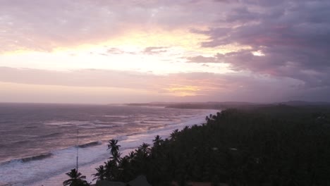 Luftaufnahme-Von-San-Andres,-Kolumbien,-Mit-Strand,-Wald-Und-Dem-Weiten-Karibischen-Meer-Unter-Einem-Riesigen-Und-Faszinierenden-Himmel