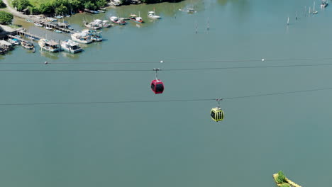 Teleféricos-En-Barra-Sul-En-Balneário-Camboriú,-Que-Ofrecen-Un-Viaje-Aéreo-Panorámico-Sobre-El-Impresionante-Paisaje-Costero-De-La-Ciudad.