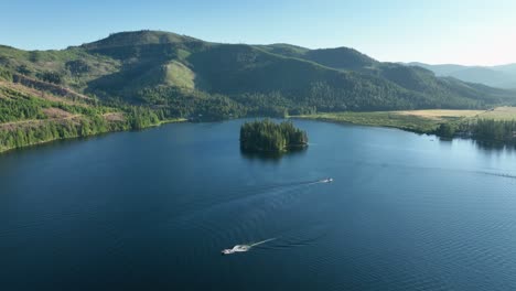 Drohnenaufnahme-Des-Spirit-Lake,-Idaho-Mit-Booten-Auf-Dem-See-Bei-Sonnenuntergang