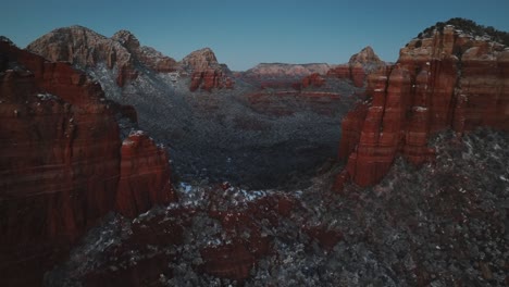Felsformation-Bedeckt-Mit-Schnee-In-Sedona,-Arizona-Bei-Sonnenuntergang---Drohnenaufnahme