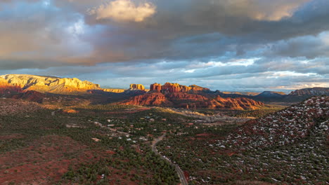 Bewölkter-Himmel-An-Einem-Sonnigen-Nachmittag-Mit-Cathedral-Rock-In-Der-Ferne-Auf-Der-Red-Rock-Loop-Road