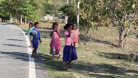 Niños-Tribales-Jugando-En-Las-Carreteras-De-Una-Aldea-De-Jharkhand.