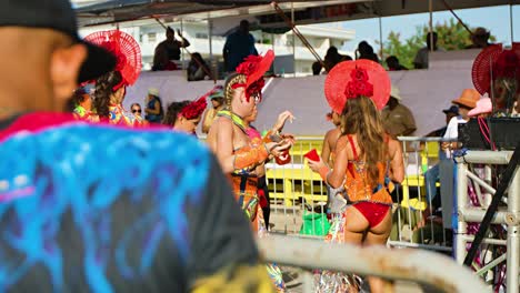 Mädchen-In-Disco-farbigen-Bodysuits-Wiegen-Und-Tanzen-Während-Der-Karnevalsparade