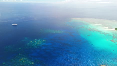 Crucero-Anclado-Frente-A-La-Isla-Fiji-Con-Arrecifes-De-Coral-Circundantes