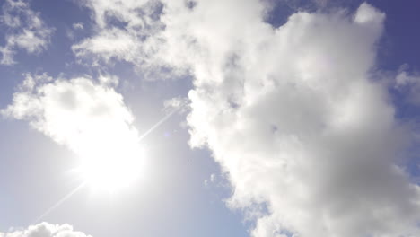 Zeitraffer-Von-Wolken-An-Einem-Sonnigen-Blauen-Himmel