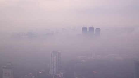 Nebliger-Blick-Auf-Die-Geheimnisvolle-Skyline-Und-Die-Hügel-In-Kuala-Lumpur,-Malaysia