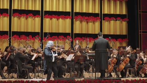 Geiger-Auf-Der-Bühne-Mit-Orchester,-Symphonieorchester,-Ensemble-Führt-Italienische-Oper-In-Der-Sun-Yet-Sen-Memorial-Hall-Auf