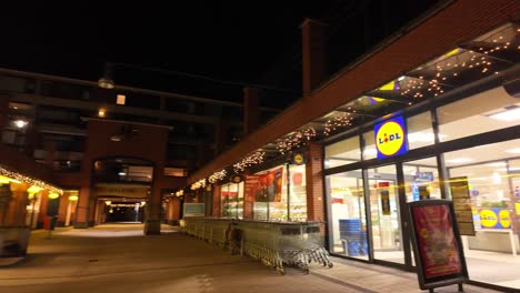 Carros-De-Compras-Fuera-Del-Supermercado-Lidl-Por-La-Noche-Durante-La-época-Navideña-En-Hendrik-ido-ambacht,-Países-Bajos