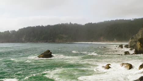 Rough-surf-of-Pacific-Ocean-breaking-against-rugged-Oregon-Coast,-western-USA