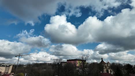 Himmel-Und-Die-Ziehenden-Wolken-Im-Zeitraffer-über-Der-Stadt,-Blue-Haven,-Stadtlandschaft-Im-Hintergrund
